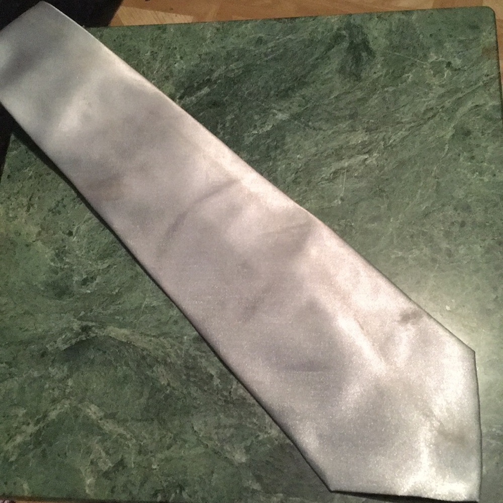 Men’s silver tie
